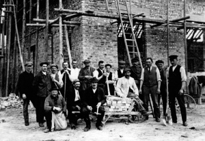 „Großes Werk gedeiht nur durch Einigkeit“ - ohne diesen Grundgedanken hätte der Bau der Tornhall wohl nicht verwirklicht werden können. Das Foto entstand während der Bauarbeiten im Jahr 1925.