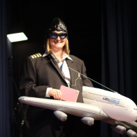 Chefpilotin Heike Schupp steuerte ihren Airbus sicher durch die Tornhall
